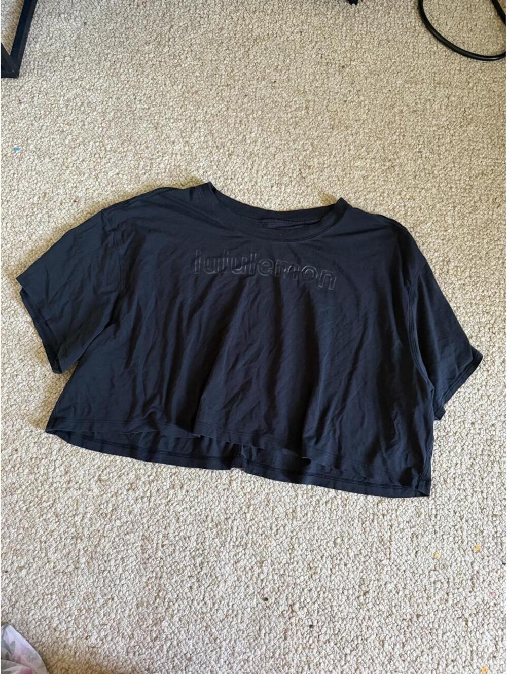 Black Lululemon cropped tee